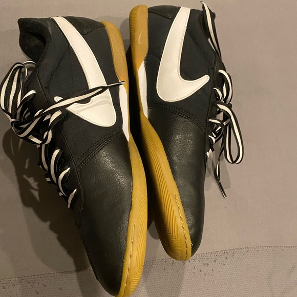 Black Nike runners - Picture 4 of 4